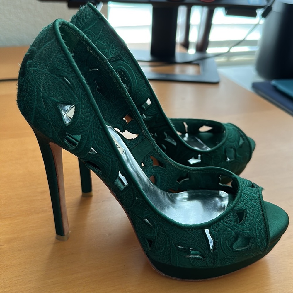 Beautiful deep Green Badgley Mischka Heels